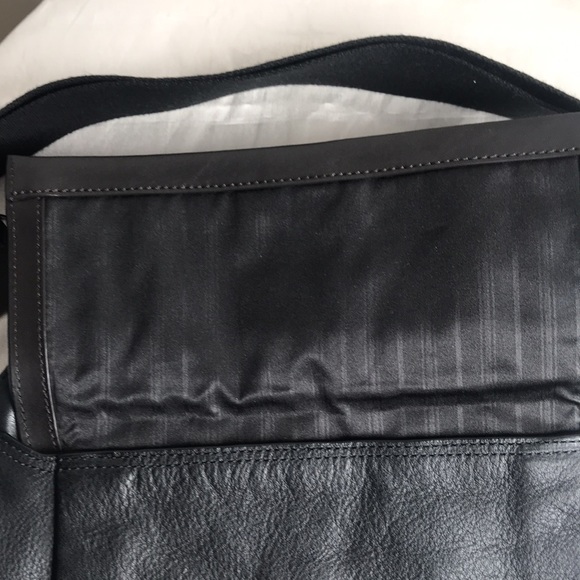 Tumi Oxford Crossbody leather bag NWT - Picture 11 of 12
